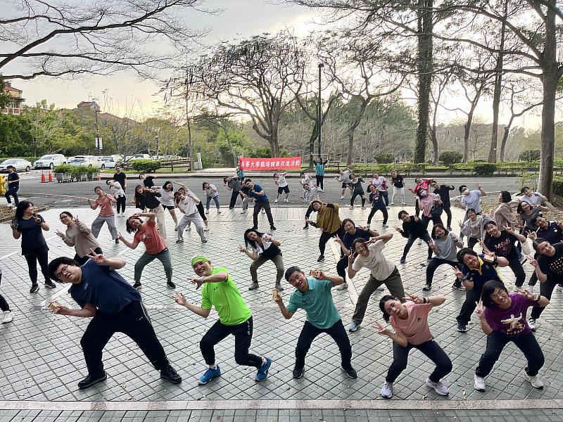 南華大學推動「南華樂活日」,郭怡伶老師帶領教職員生進行燃脂有氧運動。